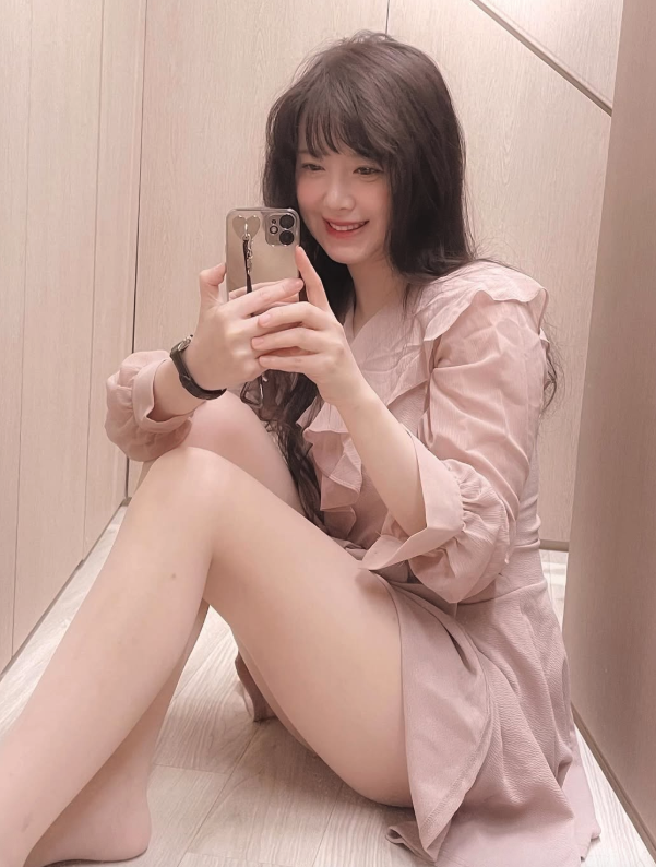 구혜선이 쿠롤 샤랄라 원피스를 입고 바닥에 앉아 미소 지으며 셀카를 찍는 모습