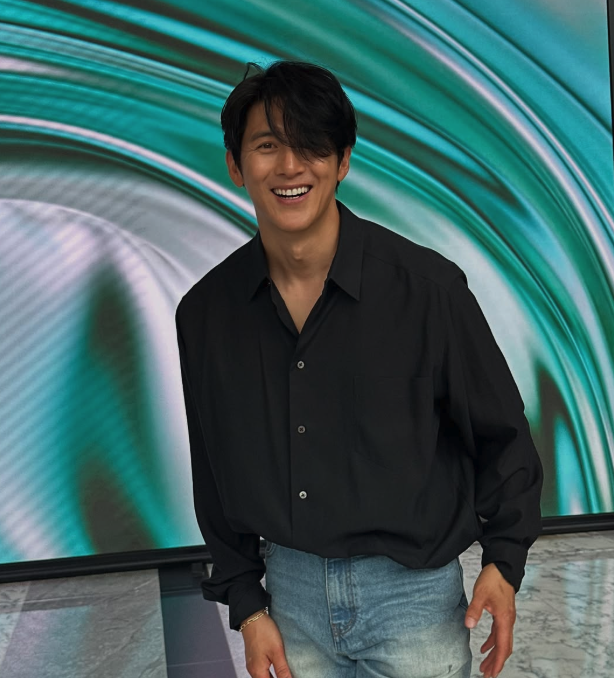 배우 고수, Kiaf Seoul 현장에서 절제된 카리스마로 시선 집중 Kiaf Seoul 행사에 참석한 배우 고수의 단정한 모습