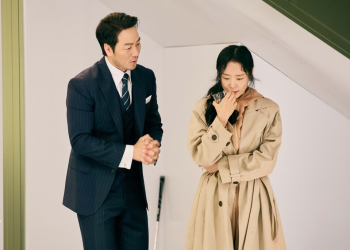연극 벚꽃동산 무대에서 전도연과 마주 보며 열연 중인 박해수의 장면