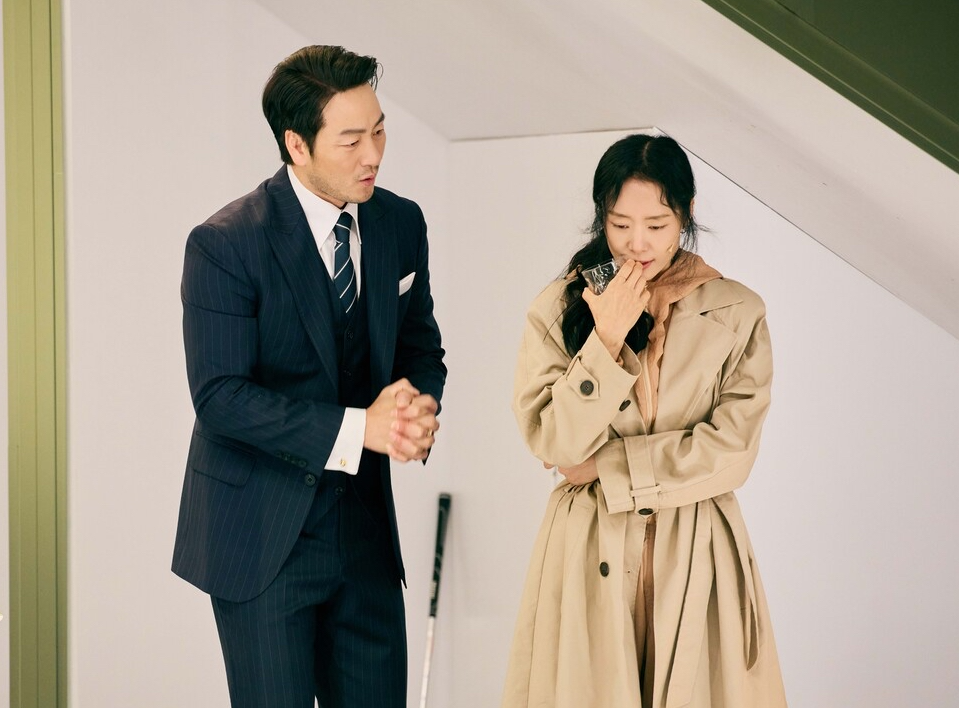 연극 벚꽃동산 무대에서 전도연과 마주 보며 연기하는 박해수