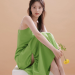 초록색 드레스를 입고 꽃을 들며 앉아 있는 배우 한소은