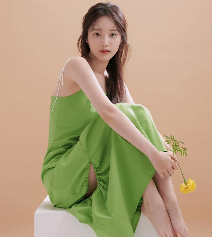 초록 드레스를 입고 꽃을 들고 앉아 있는 배우 한소은의 인스타그램 프로필 사진