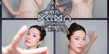 하영이 2025 KGMA 레드카펫에서 우아한 드레스를 입고 포즈를 취하는 모습