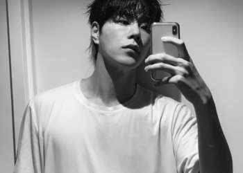 촬영을 마치고 흑백 톤으로 셀카를 찍어 휴대전화 화면을 보며 서 있는 홍종현