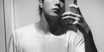 촬영을 마치고 흑백 톤으로 셀카를 찍어 휴대전화 화면을 보며 서 있는 홍종현