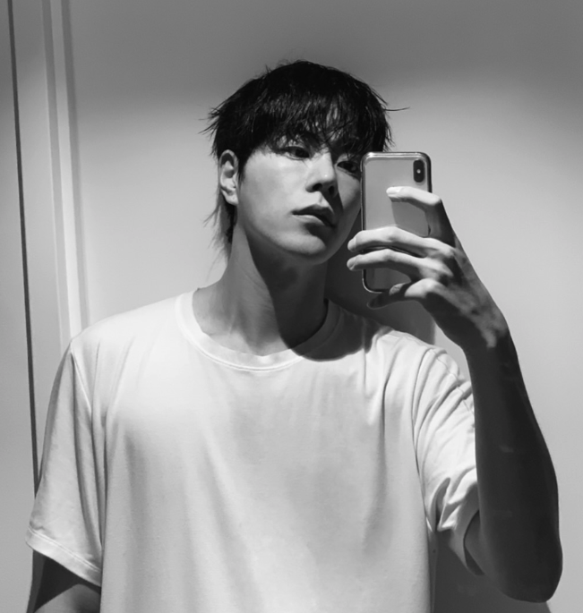 촬영 후 흑백 톤으로 셀카를 찍고 있는 홍종현