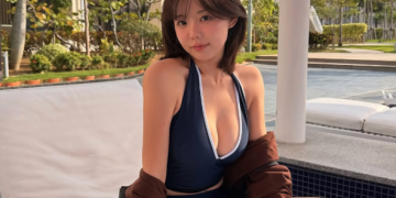 오키나와 야외 풀사이드에서 비키니를 입고 포즈를 취한 홍영기의 모습