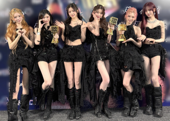 2025 MAMA AWARDS 포토월에서 트로피를 들고 포즈를 취한 아이브 멤버들의 모습