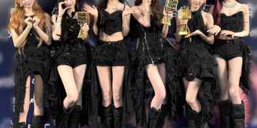 2025 MAMA AWARDS 포토월에서 트로피를 들고 포즈를 취한 아이브 멤버들의 모습