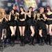 2025 MAMA AWARDS 포토월에서 트로피를 들고 포즈를 취한 아이브 멤버들의 모습