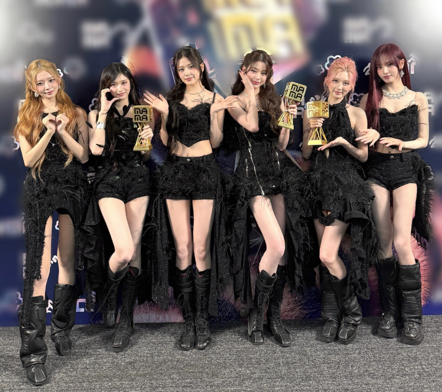 2025 MAMA AWARDS 포토월에서 트로피를 들고 선 아이브 여섯 멤버