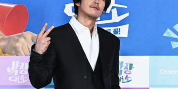 장혁, 예능 ‘박장대소’로 돌아온 진짜 인간의 얼굴 | 이슈모어 예능 ‘박장대소’ 제작발표회 현장에서 미소 짓는 배우 장혁