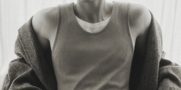 장기용, 엘르 화보로 보여준 성숙한 남자의 여유…‘키스는 괜히 해서!’로 안방 복귀 | 이슈모어 엘르코리아 화보에서 포즈를 취한 배우 장기용