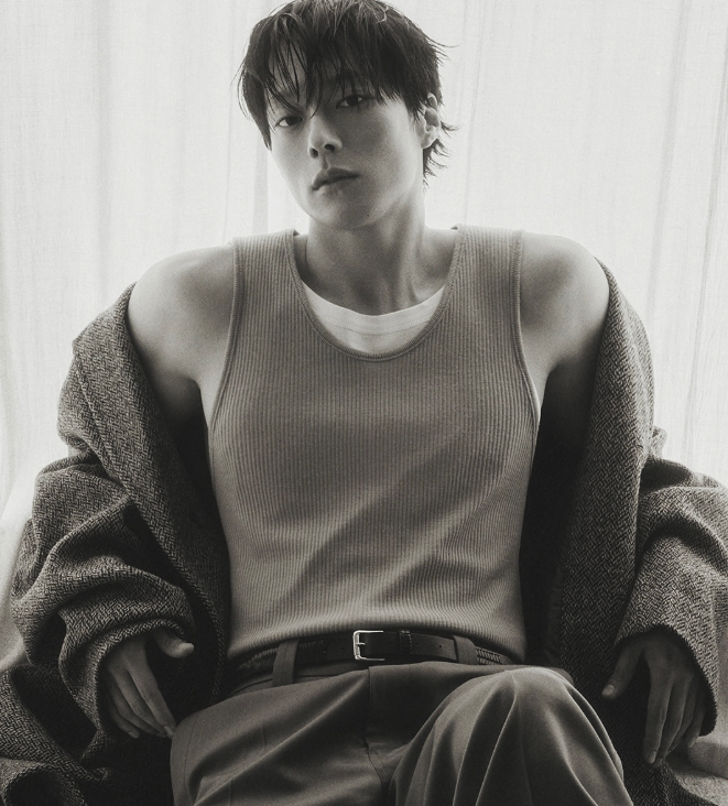 장기용, 엘르 화보로 성숙한 분위기 발산 엘르코리아 화보에서 포즈를 취한 배우 장기용
