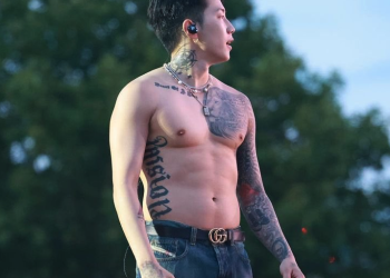 워터밤 해외 공연 무대에서 상반신을 드러낸 채 퍼포먼스를 펼치는 박재범