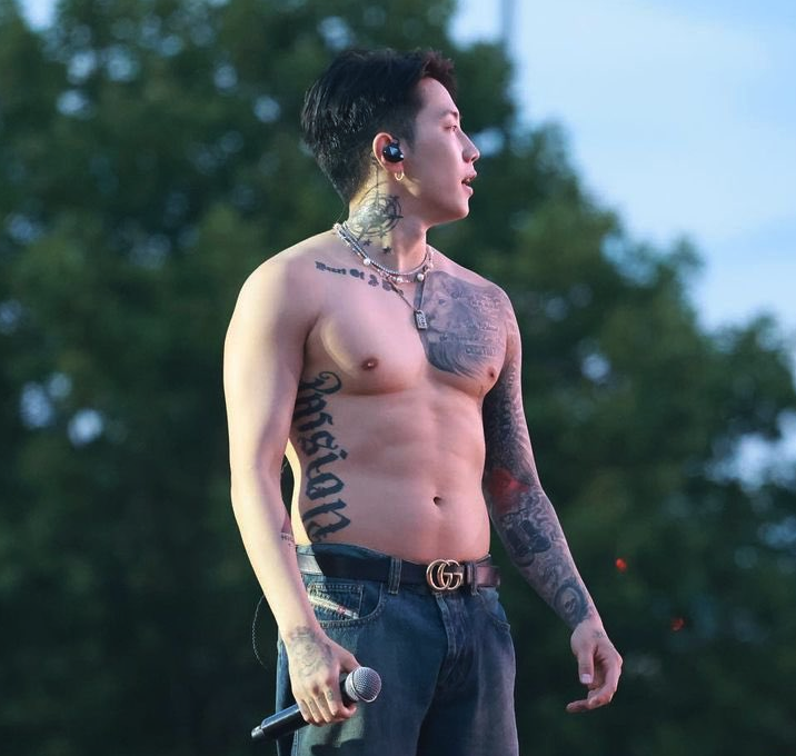 워터밤 해외 공연 무대에서 상반신을 드러낸 채 퍼포먼스를 펼치는 박재범