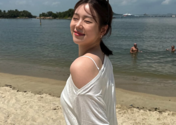 정재희, 아나운서를 넘어 삶을 기록하는 이야기꾼 | 이슈모어 해변에서 미소 짓고 있는 아나운서 정재희