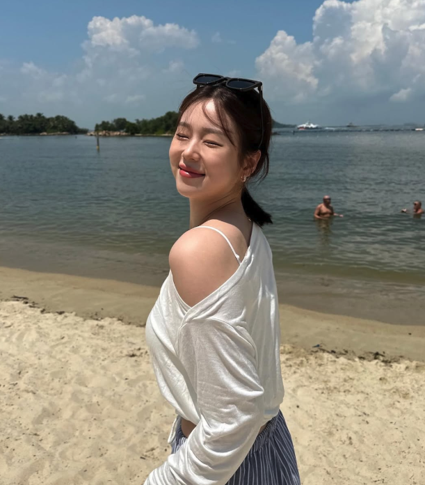 정재희, 자연 속에서 포착된 밝은 미소 해변에서 미소 짓고 있는 아나운서 정재희