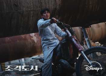 지창욱, 디즈니+ ‘조각도시’로 돌아온 미스터리한 존재감 | 이슈모어 디즈니+ 시리즈 ‘조각도시’ 공식 포스터 속 지창욱