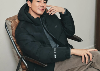 K2 광고 촬영장에서 따뜻한 미소를 짓는 배우 조인성