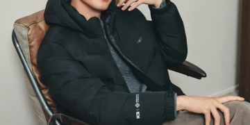 K2 광고 촬영장에서 따뜻한 미소를 짓는 배우 조인성