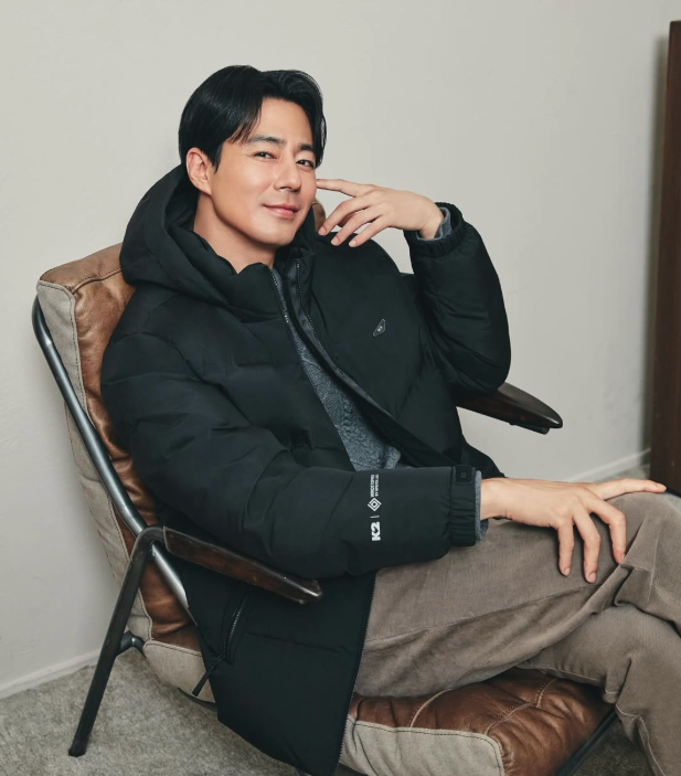 K2 광고 촬영장에서 따뜻한 미소를 짓는 배우 조인성