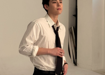 화보 촬영 중 진중한 표정을 짓고 있는 배우 김도훈