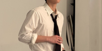 화보 촬영 중 진중한 표정을 짓고 있는 배우 김도훈