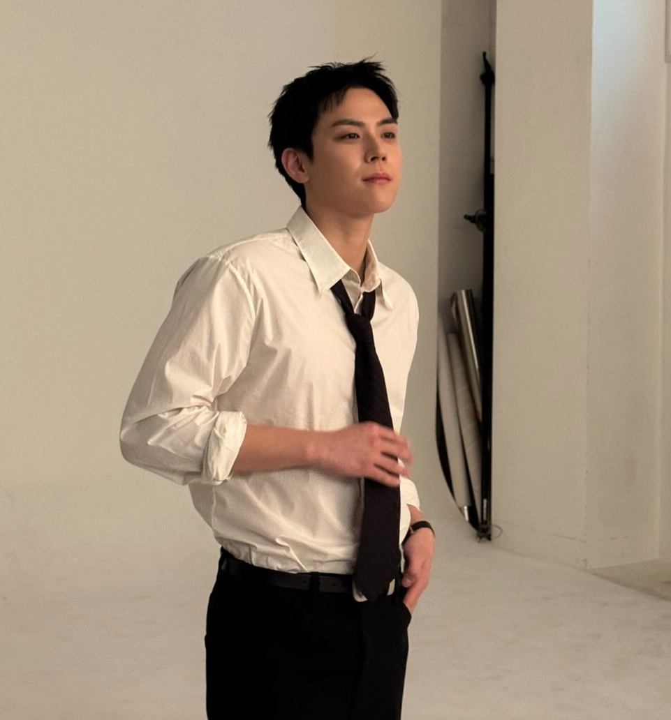 김도훈, 새로운 캐릭터 변화를 앞둔 화보 현장 화보 촬영 중 진중한 표정을 짓고 있는 배우 김도훈