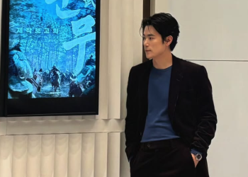 대하사극 문무 제작보고회 현장에서 포스터 옆에 선 김강우 모습