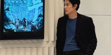 대하사극 문무 제작보고회 현장에서 포스터 옆에 선 김강우 모습