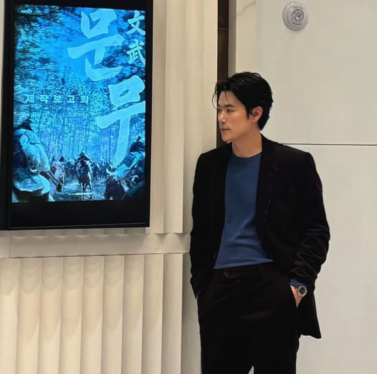 대하사극 문무 제작보고회 현장에서 포스터 옆에 선 김강우 모습