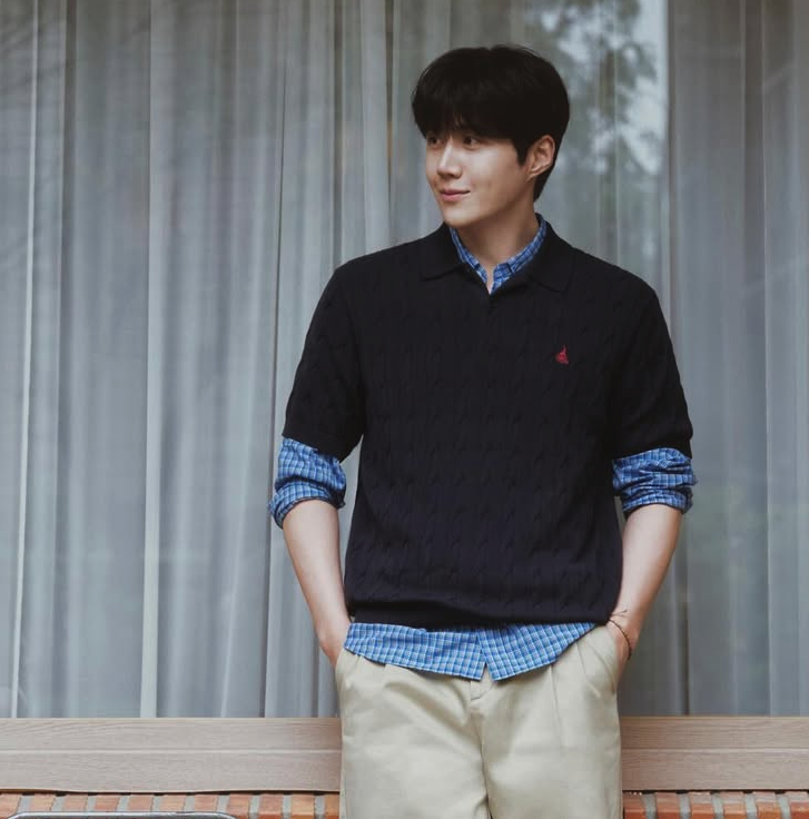 엘르 화보 촬영 중 부드러운 미소를 짓는 배우 김선호의 단독 화보 컷