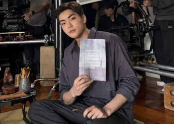 김수겸, 촬영 현장에서 드러난 자연스러운 매력… 비하인드 컷으로 근황 전해 | 이슈모어 촬영 현장에서 김수겸 비하인드 컷