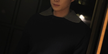 드라마 ‘친애하는 X’ 제작발표회 비하인드에서 미소 짓는 배우 김영대