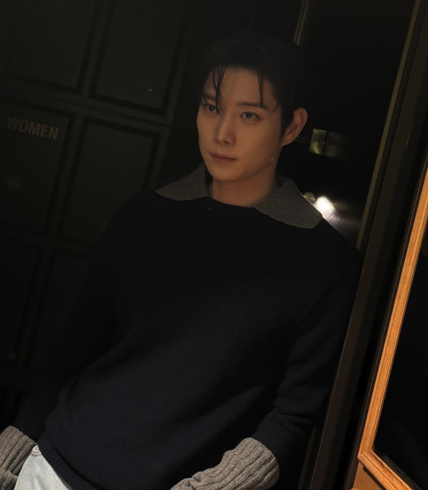 드라마 ‘친애하는 X’ 제작발표회 비하인드에서 미소 짓는 배우 김영대