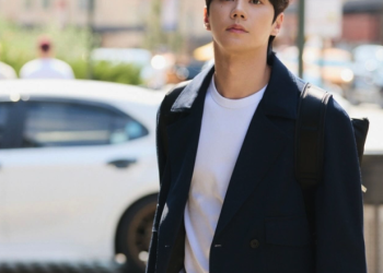 LA 거리에서 화보 촬영 중 자연스러운 포즈를 취하는 배우 이준영