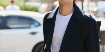 LA 거리에서 화보 촬영 중 자연스러운 포즈를 취하는 배우 이준영