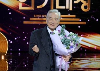 KBS 연기대상 시상식에서 꽃다발을 들고 미소 짓는 이순재의 모습