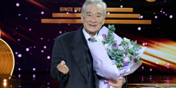 KBS 연기대상 시상식에서 꽃다발을 들고 미소 짓는 이순재의 모습