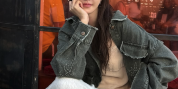배우 이지아가 편안한 일상 패션으로 카메라를 바라보는 모습