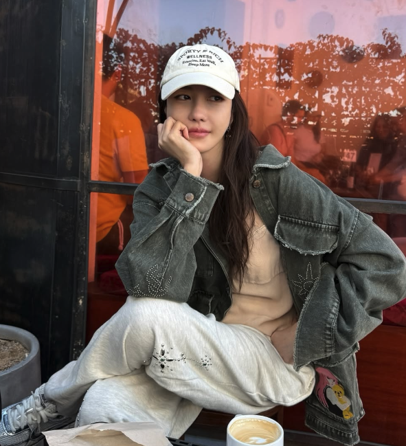 배우 이지아가 편안한 일상 패션으로 카메라를 바라보는 모습