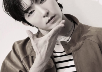 배우 이준기가 오사카에서 진행된 화보 촬영 중 카메라를 응시하고 있다