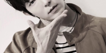 배우 이준기가 오사카에서 진행된 화보 촬영 중 카메라를 응시하고 있다