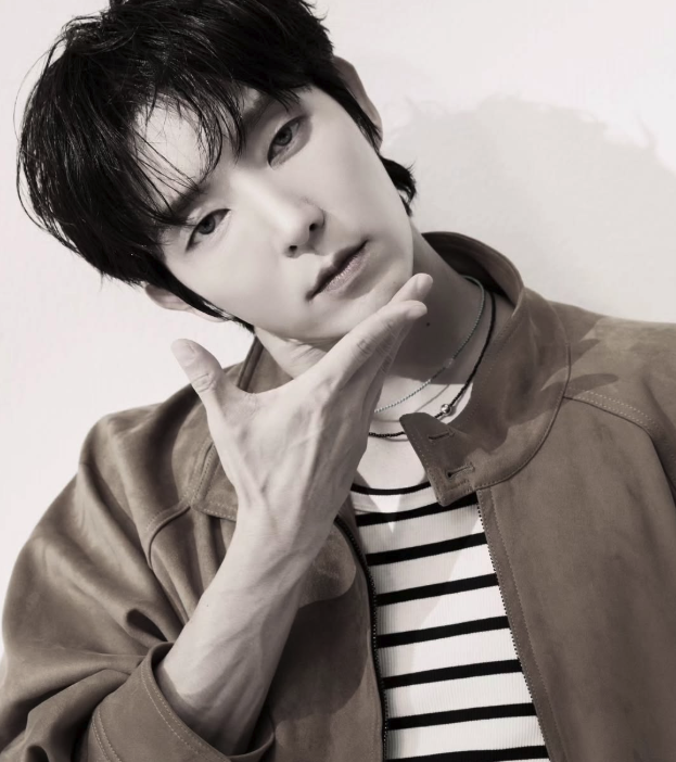 배우 이준기가 오사카에서 진행된 화보 촬영 중 카메라를 응시하고 있다