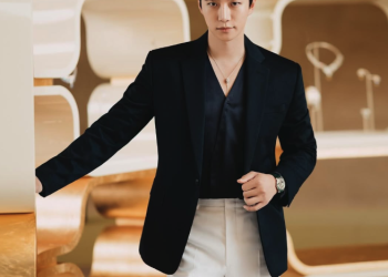 이준호, 피아제 하이주얼리 글로벌 앰배서더로 우뚝… ‘태풍상사’ 흥행 질주 | 이슈모어 아부다비 이벤트 현장에서 이준호가 피아제 하이주얼리 착용 후 포즈를 취하고 있는 모습