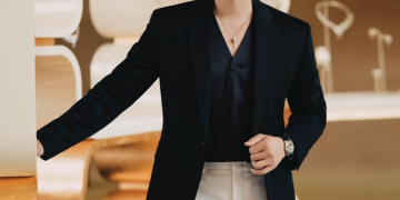 아부다비 이벤트 현장에서 이준호가 피아제 하이주얼리 착용 후 포즈를 취하고 있는 모습