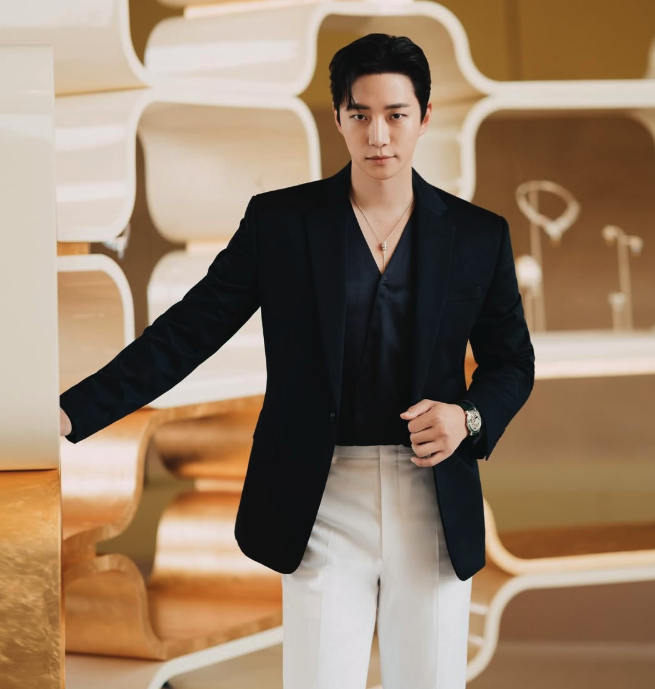 피아제 글로벌 앰배서더 이준호, 아부다비 하이주얼리 행사 참석 아부다비 피아제 행사에서 포즈를 취한 이준호