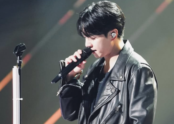 이승기, 진심으로 노래하는 순간…새 싱글 ‘너의 곁에 내가’로 돌아오다 | 이슈모어 무대에서 열창 중인 가수 이승기