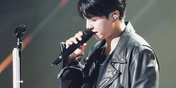 무대에서 열창 중인 가수 이승기